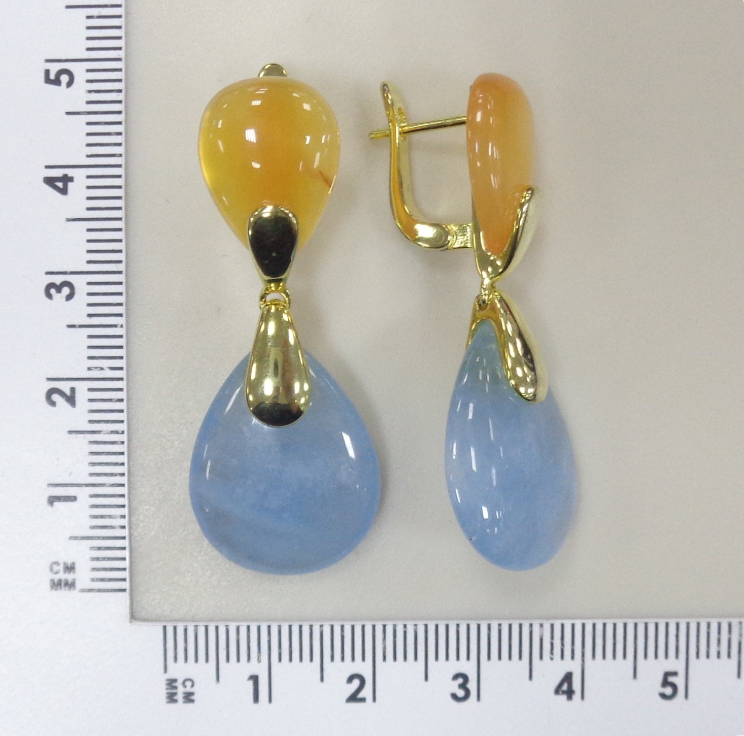 Серебряные серьги с аквамаринами и халцедонами